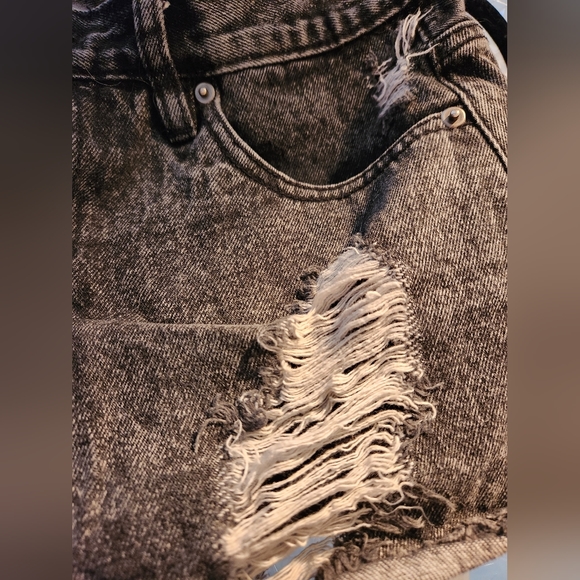 Forever 21 High-Waisted Distressed Black Jean Shorts - Picture 5 of 6